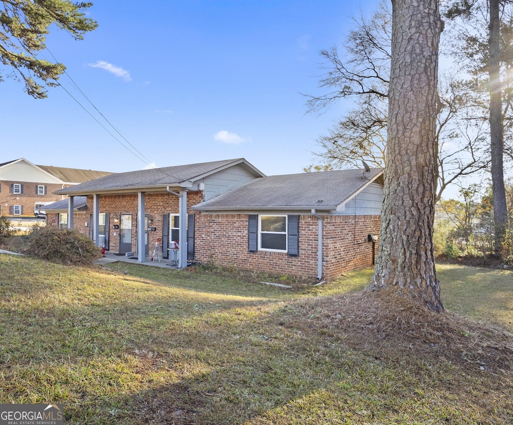 view of front of home featuring a front yard