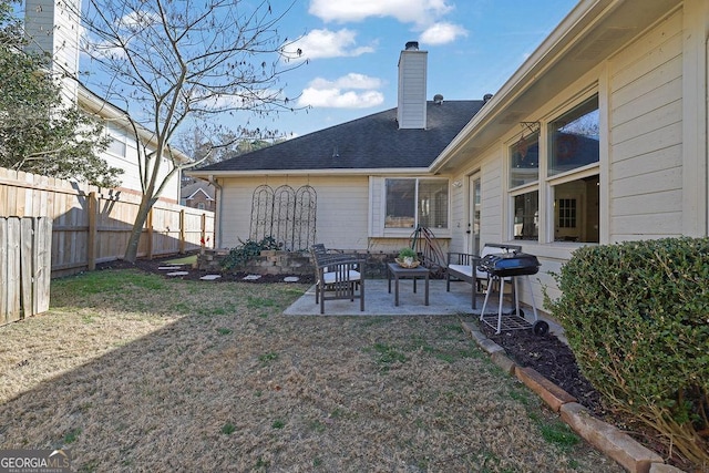 view of yard featuring outdoor lounge area and a patio