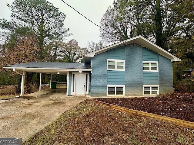 view of front facade with a carport