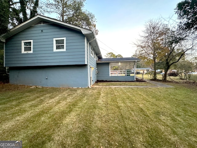 back of house featuring a lawn