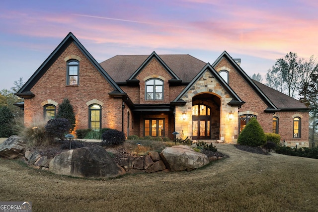 view of front of house featuring a yard