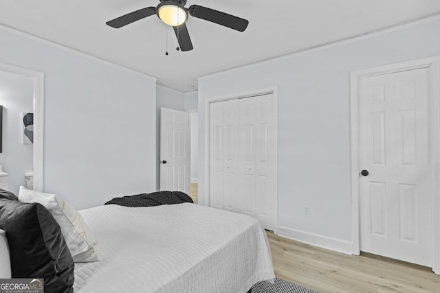 bedroom with ceiling fan, crown molding, ensuite bathroom, a closet, and light wood-type flooring