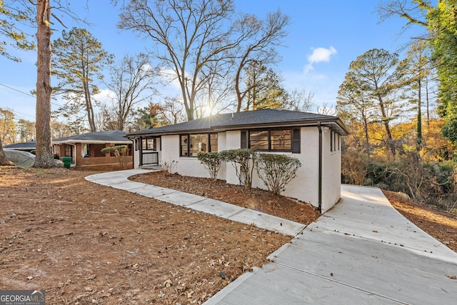 ranch-style home featuring a porch