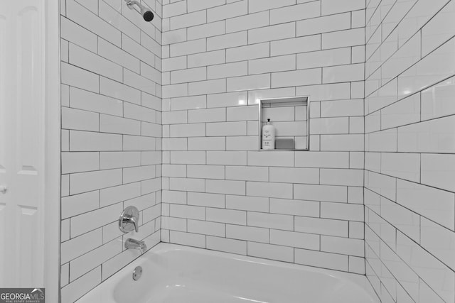 bathroom with tiled shower / bath combo