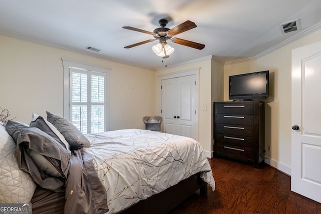 bedroom featuring a closet, ceiling fan, crown molding, and dark hardwood / wood-style floors