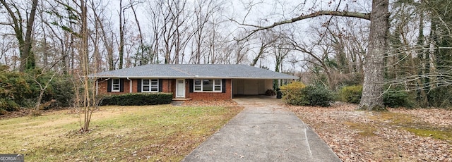 ranch-style home featuring a front lawn and a carport