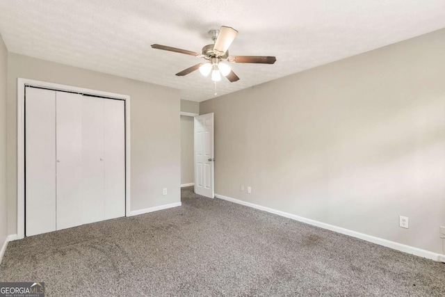 unfurnished bedroom featuring carpet, ceiling fan, a textured ceiling, and a closet