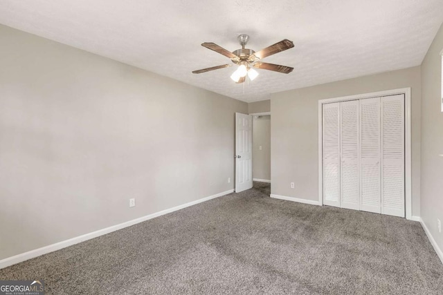 unfurnished bedroom with carpet flooring, ceiling fan, a textured ceiling, and a closet