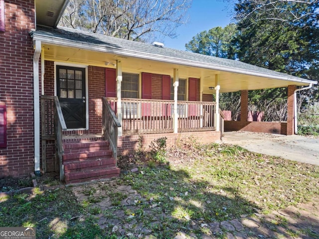 ranch-style house featuring covered porch