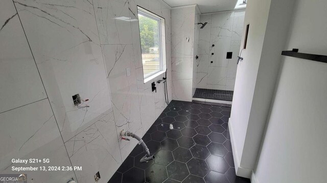 bathroom featuring a tile shower