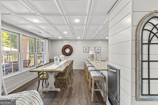 dining space with sink and dark hardwood / wood-style floors