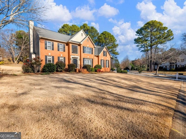 view of front of home featuring a front lawn