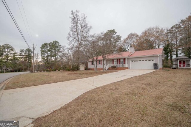 view of front of house featuring a garage and a front yard