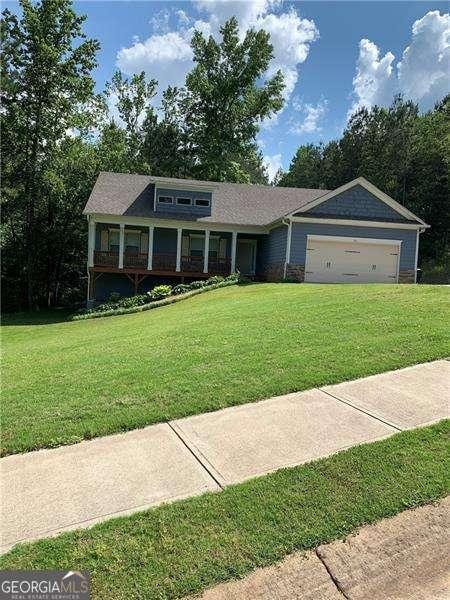 view of front of property featuring a front lawn and a garage