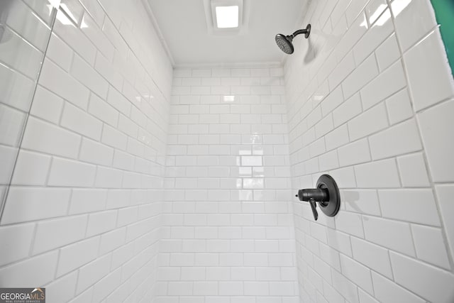 bathroom featuring tiled shower