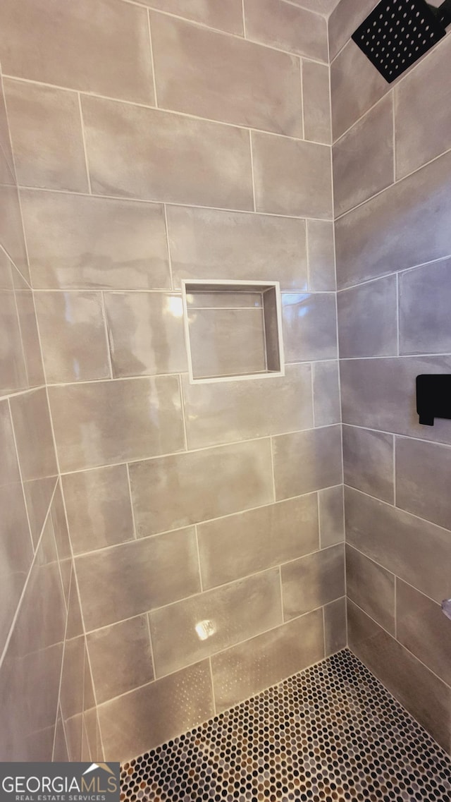 bathroom featuring a tile shower