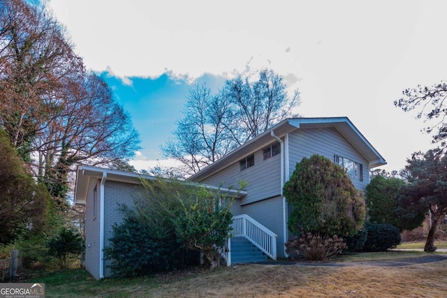 view of side of property featuring a lawn