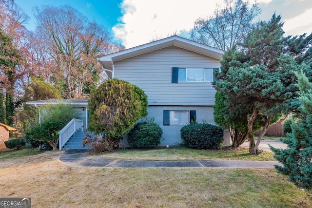 view of front of house featuring a front lawn