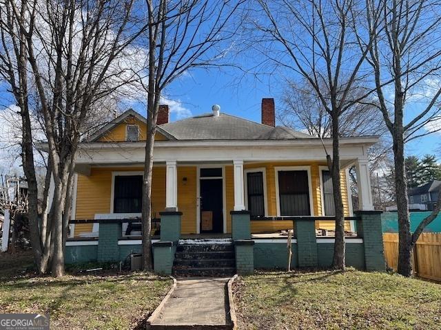 view of front of property featuring a porch