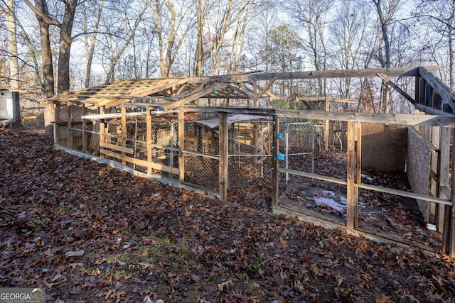 view of yard featuring an outdoor structure