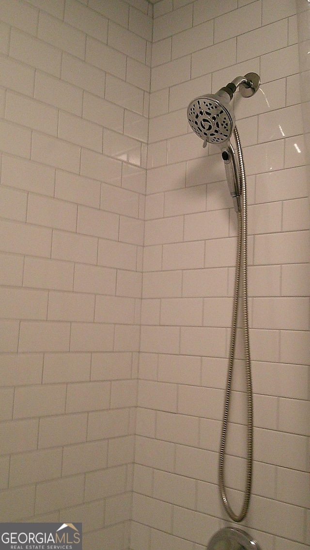 room details featuring tiled shower