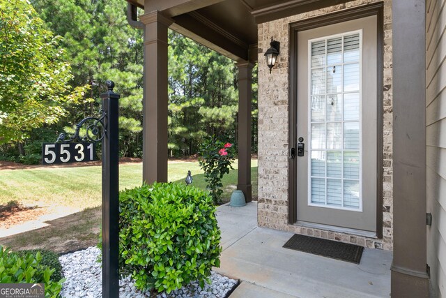 entrance to property featuring a yard