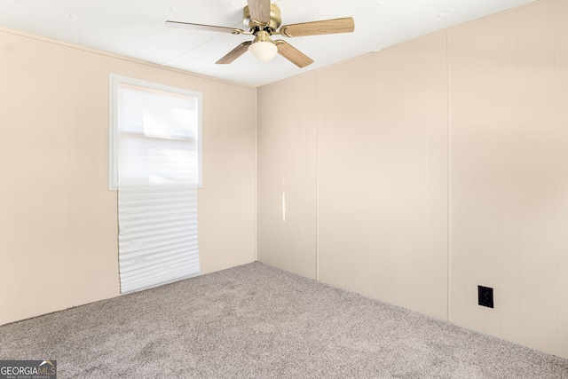 carpeted empty room featuring ceiling fan