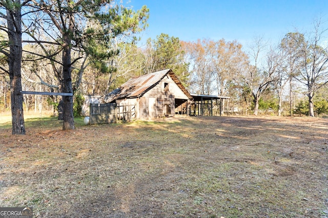 view of yard with an outbuilding