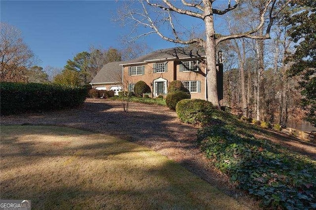 view of front facade featuring a front yard