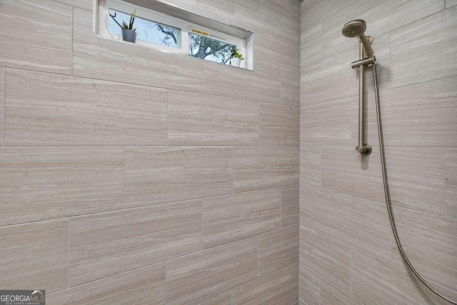 room details featuring a tile shower