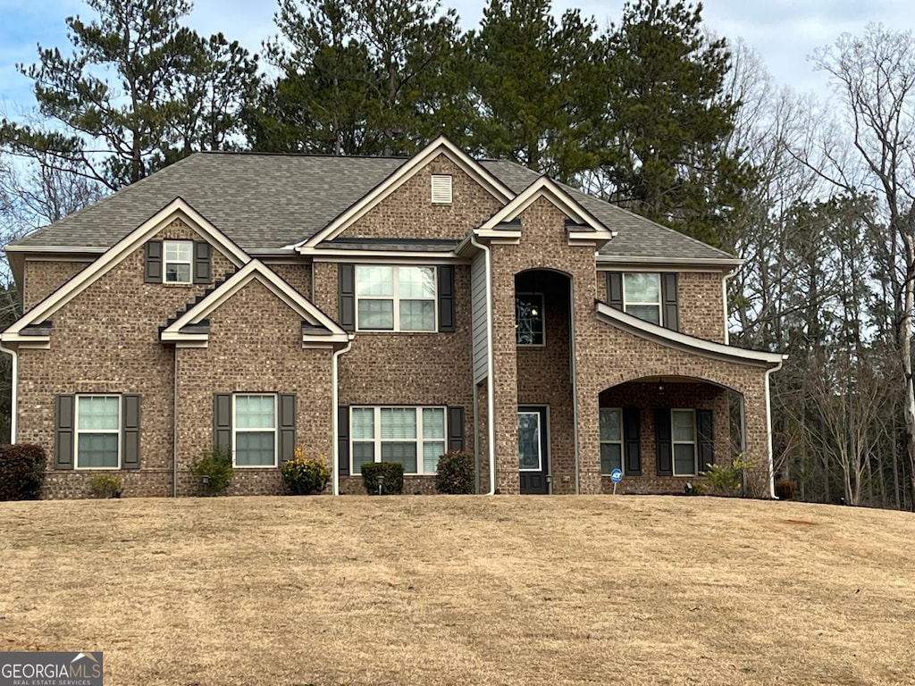 view of front of home featuring a front lawn