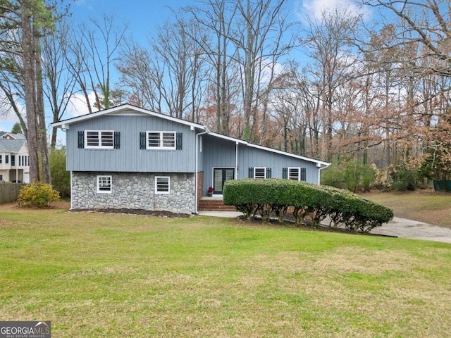 view of front of property featuring a front yard