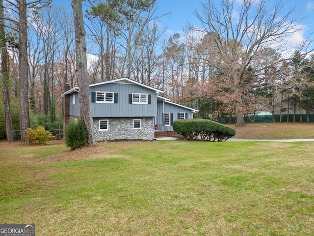 tri-level home featuring a front lawn