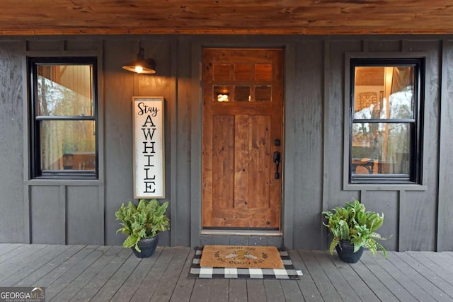 property entrance featuring a porch