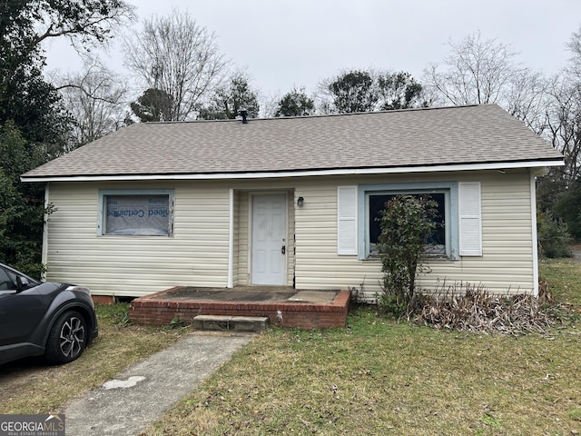 view of front facade featuring a front yard