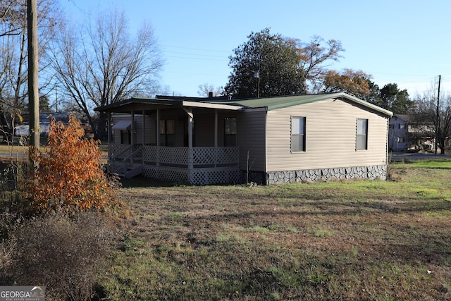 view of front of home with covered porch and a front yard