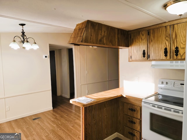 kitchen with electric range, an inviting chandelier, light hardwood / wood-style flooring, kitchen peninsula, and decorative light fixtures