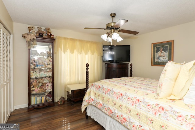 bedroom featuring a textured ceiling, dark hardwood / wood-style floors, a closet, and ceiling fan