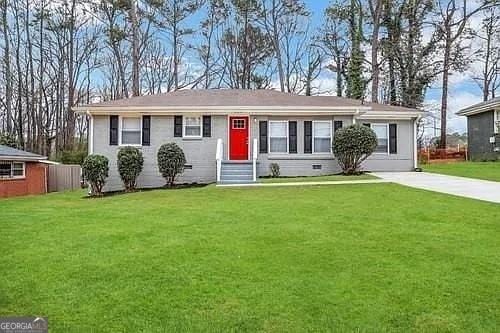 ranch-style home featuring a front lawn