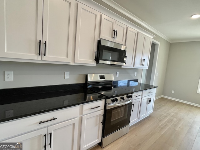 kitchen with baseboards, light wood-style flooring, appliances with stainless steel finishes, crown molding, and white cabinetry