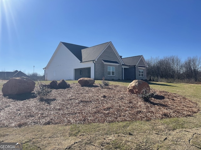 view of front of home featuring a front lawn