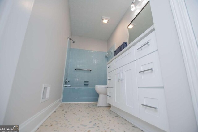 bathroom with toilet and tiled shower / bath