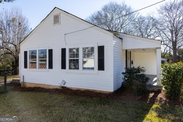 view of side of property featuring a yard