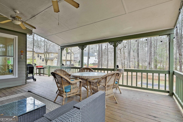 sunroom with ceiling fan