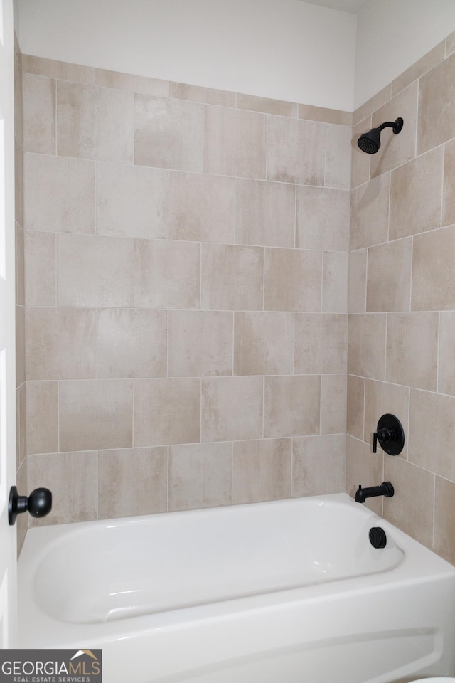 bathroom featuring tiled shower / bath