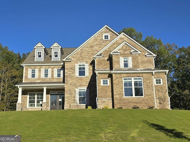 view of front of property featuring a front lawn