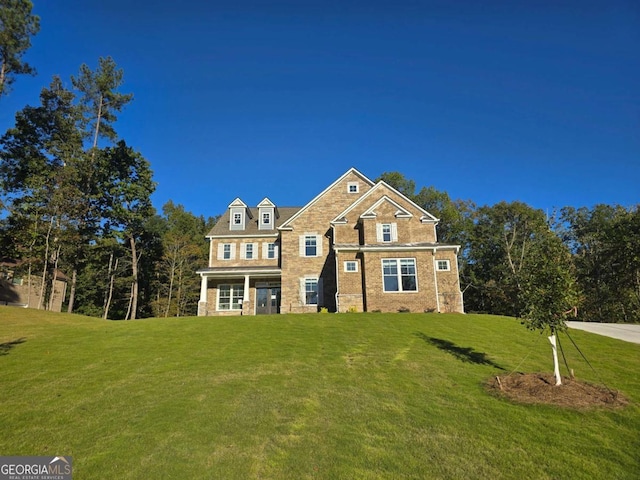 view of front of home featuring a front yard