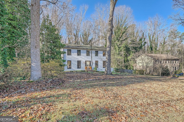 view of front facade with a front yard