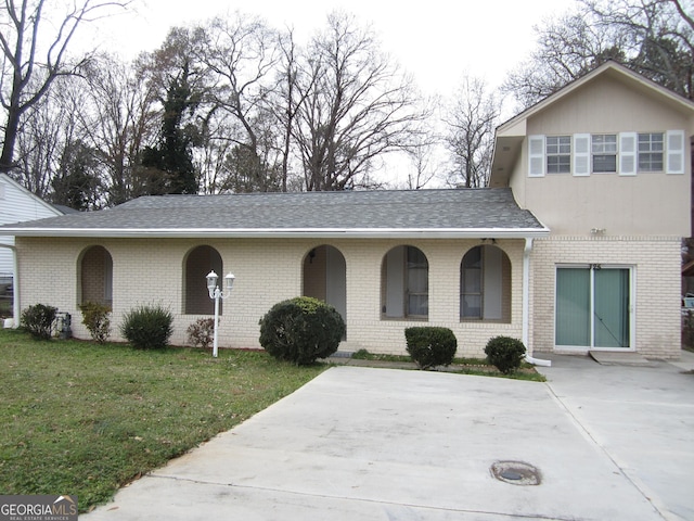 view of front of house featuring a front yard