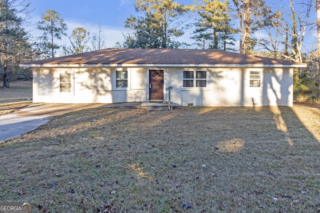 ranch-style house featuring a front yard